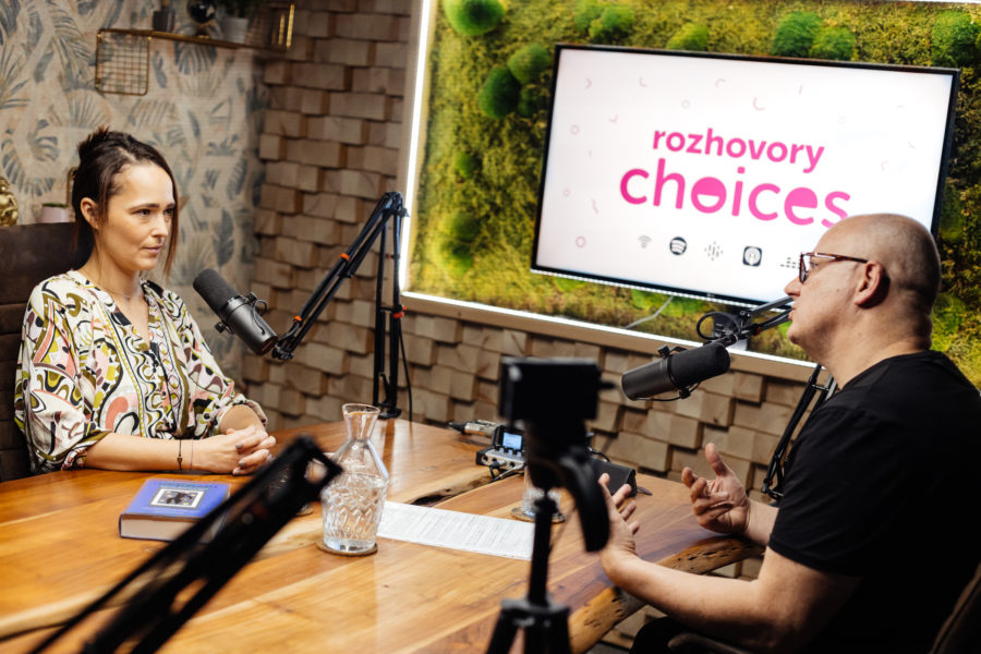 Magdaléna a Ivan v štúdiu počas rozhovoru, v pozadí logo Choices